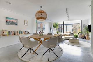 Een ruime, moderne en energiezuinige woning waar comfort en afwerking centraal staan! Deze prachtige woning, gebouwd in 2023, is gelegen in een rustige en aangename woonbuurt en is vlot bereikbaarheid.<br /><br />Met maar liefst 248m² bewoonbare oppervlakte biedt deze perfect afgewerkte woning uitzonderlijk veel ruimte. Het gelijkvloers vormt het hart van de woning, met een open woonkamer, stijlvolle keuken met bureauhoek, eetplaats, gezellige zithoek met zicht op de tuin.<br /><br />De woning beschikt over 5 kamers, waarvan 4 zeer ruime slaapkamers, voorzien van eigen lavabo. Eén slaapkamer geniet bovendien van een zuidgericht terras. Er zijn 2 volledig uitgeruste badkamers in de woning en een aparte wasplaats op het eerste verdiep. De vijfde kamer bevindt zich op het dakverdiep, samen met de technische ruimte.<br /><br />Ook op energetisch vlak biedt deze woning uitstekend comfort met een EPC-label A. Een warmtepomp staat in voor het sanitair warm water en de vloerverwarming op het gelijkvloers en in de badkamers. Daarnaast is de woning voorzien van airconditioning en een ventilatiesysteem D.<br /><br />Een bijkomende troef is het bijgebouw, voorzien van een derde badkamer en een polyvalente ruimte die perfect dienst kan doen als hobbyruimte, bureau of wellnessruimte.<br /><br />De zuidwestgerichte tuin biedt volop mogelijkheden om in alle rust van de buitenruimte te genieten.<br /><br />Een uitzonderlijk ruime, energiezuinige en volledig instapklare woning met een hoogwaardige afwerking, veel licht en tal van extra mogelijkheden.