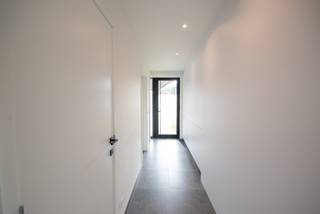 Moderne BEN woning te huur in de Vlasstraat te Zulte. Deze supergeïsoleerde woning is volledige afgewerkt en heeft volgende indeling: inkom met gastentoilet, keuken voorzien van alle nodige comfort met berging, lichtrijke leefruimte. Op de eerste verdieping vinden we 3 ruime slaapkamers terug, dressing of berging en een volledig ingerichte badkamer. Op de 2 de verdieping vinden we één ruime slaapkamer terug en de technische ruimte. De woning is voorzien van 2 carports+ extra buitenberging. Terras met onderhoudsvriendelijke voor - en achtertuin. Dankzij het gebruik van ENERGIEZUINIGE MATERIALEN en de ZONNEPANELEN beschikt de woning over een extreem laag verbruik. De woning heeft ook een centrale ligging ( nabij bakker, slager en apotheek op wandelafstand) maar toch rustig. <br />Onmiddellijk beschikbaar. <br />Voor meer informatie of een bezoek, mail naar anke@immoroba.be