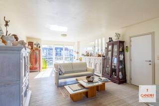 Dit <strong>perfect instapklaar</strong> appartement telt <strong>twee ruime slaapkamers</strong> en ligt op op fietsafstand van het Gentse stadcentrum.<br /><br />Via de ruime inkomhal met berging en gastentoilet kom je in de heel ruime en <strong>bijzonder lichtrijke leefruimte </strong>met parketvloer. Zelfs op een grijze dag geniet je hier van aangenaam natuurlijk licht. Aan de achterzijde bevindt zich een terras, aan de voorzijde heb je een mooi open <strong>zicht op het water</strong>. Aansluitend is er de volledige voorziene keuken met praktische berging. Verder zijn er de twee volwaardige slaapkamers en een ruime badkamer. <br /><br />Naast de lichtinval en de ruime ruimtes, wordt het appartement gekenmerkt door haar <strong>energiezuinigheid </strong>met een <strong>EPC-label A</strong>. Op de gelijkvloerse verdieping is er de private, afgesloten <strong>garagebox </strong>die dient aangekocht te worden voor €25.000. <br /><br />Dankzij de ligging, indeling en staat van het appartement is dit ook ideaal als investering met mooie verhuurmogelijkheden. <br /><br />Interesse in dit instapklaar, goedgelegen en ruime appartement? <strong>Contacteer Gijs</strong> voor een bezoek ter plaatse via <strong>gijs@convas.be</strong> of<strong> 0492 84 48 24</strong> (telefonisch of via Whatsapp).