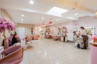 Cette spacieuse maison de commerce avec appartement en duplex bénéficie d'un excellent emplacement près de la Dampoort, dans un quartier animé...