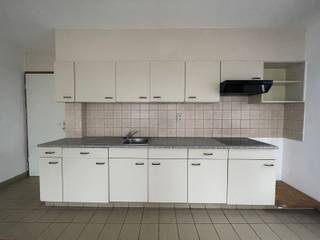 Gezellig appartement op de 1ste verdieping in Rijkevorsel<br /><br />Dit aangenaam appartement op de eerste verdieping bevindt zich te Sint-Jozef in Rijkevorsel, op een rustige en landelijke locatie met een vlotte bereikbaarheid naar het centrum en omliggende gemeenten. Via de inkomhal kom je in een lichte leefruimte met open keuken, die een uitnodigende plek vormt om te koken en te ontspannen. Verder beschikt het appartement over een badkamer, twee slaapkamers en een praktische berging. Achteraan aan het gebouw is er een gemeenschappelijke koer die ruimte biedt voor fietsen en vuilbakken. Parkeren kan eenvoudig in de buurt van het gebouw. Hoewel er geen lift aanwezig is, zorgt de eerste verdieping voor een vlotte toegankelijkheid. Kortom, een verzorgd en functioneel appartement in een aangename omgeving, ideaal voor wie rustig wil wonen met alle basisvoorzieningen op korte afstand.