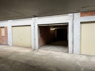 Garagebox in het hartje van Strombeek-Bever, in de residentie Van Dijck. Lasten: 45€/maand