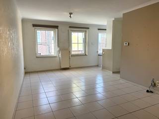 Dit appartement is gelegen op de eerste verdieping van een gebouw met 3 appartementen.<br />Gemeenschappelijke inkomhal met traphal naar het appartement en de kelderverdieping.<br /><br />INDELING: <br />x inkomhal met vestiaire; <br />x woonkamer; <br />x keukenhoek met koelkast, inbouwoven en kookplaat met afzuiging; <br />x badkamer met douche, lavabo en toilet; <br />x 2 slaapkamers, waarvan één met een klein terrasje achteraan.<br />x in de kelderverdieping een ruime berging.<br /><br />Het appartement is onmiddellijk beschikbaar bij akte.<br /><br />Ook interessante investering voor verhuur!<br /><br />INTERESSE? Maak telefonisch een afspraak voor bezichtiging op het nummer 012 23 00 23 of mail uw vragen aan roland@immo-leroi.be.