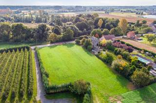 <strong>Uiterst indrukwekkend gelegen bouwgrond voor open bebouwing met extra weiland van totaal 41a 92ca. De bouwgrond is gelegen recht tegenover het Provinciedomein 'Het Vinne' te Zoutleeuw.</strong> <br /><br />Het ganse perceel bestaat uit 2 kadastrale percelen, namelijk een bouwgrond voor open bebouwing van 14a 33ca en een aanliggend weiland van 27a 59ca dat rechts gelegen is van de bouwgrond. Het weiland heeft 2 erfdienstbaarheden, waaronder een recht van uitweg door de eigenaar van het achterliggende stuk en een ondergrondse installatie van Aquafin. <br /><br />Kenmerken bouwgrond:<br />- Breedte aan de straatkant van 16m;<br />- Niet gelegen in een verkaveling;<br />- Oriëntatie: noord-west<br /><br />De bouwgrond en het weiland worden samen verkocht. Afzonderlijk is niet mogelijk.<br /><br />Interesse? Mail naar laurens@immogve.be of bel naar 0496 07 89 48.