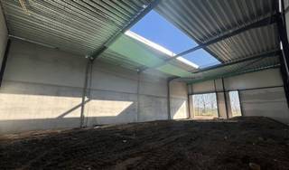 <span>KMO-units te koop, ideaal gelegen aan de N42 in Herzele, centraal gelegen tussen Wetteren & Geraardsbergen. De units, dewelke moduleerbaar zijn, starten vanaf 160 m² en beschikken over een automatische sectionale poort van 4m x 4m, een vrije hoogte van 6m, draagkracht van 1,5T/m² een duurzame polybetonvloer, aluminium ramen en deuren en een geïsoleerd steeldeck dak met lichtstraat. Verder zijn er voorzieningen zoals een septische put, een regenwaterput, afvoer voor sanitair, wachtbuis voor een laadpaal en een aansluiting van 40A. Per unit is er 1 parkeeplaats voorzien. De oplevering is voorzien voor Q4 2025.</span><br /><br /><span>Bij interesse, contacteer Structura.biz voor extra info!</span>