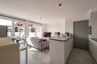 Mooi appartement gelegen in het rustige Lissewege met een vlotte bereikbaarheid richting kust of richting Brugge. Het appartement is gelegen op het eerste verdiep in een mooie residentie en bestaat uit de inkomhall met toilet, mooie leefruimte met open keuken. Bergruimte met aansluiting voor wasmachine, 1 slaapkamer en een badkamer met lavabo en ligbad. Mogelijkheid om een garagebox aan te kopen palend aan de residentie. Kan zeker ook dienen als investering met standvastige huurder. Ref.A532