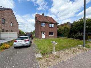 <p><span>Bent u op zoek naar een woning die u volledig naar eigen smaak kunt afwerken? Of bent u een investeerder die potentieel ziet in een renovatieproject met tal van mogelijkheden? Dan is deze woning in de Stationsstraat te Dilsen-Stokkem beslist een bezoek waard.</span></p><p><span> </span></p><p><span>De huidige eigenaar is reeds gestart met een grondige renovatie. Zo werden verschillende ruimtes volledig gestript en werden reeds belangrijke voorbereidende werken uitgevoerd, waaronder vernieuwingen aan leidingen, technieken en de realisatie van een hedendaagse badkamer. Helaas werd het renovatieproject niet verder afgewerkt, waardoor de nieuwe eigenaar de kans krijgt om deze woning volledig naar eigen wensen en budget af te werken.</span></p><p><span> </span></p><p><span>Bij het betreden van de woning merkt u meteen de ruime volumes en de vele mogelijkheden die deze woning te bieden heeft. De leefruimte werd reeds grotendeels opengetrokken en vormt samen met de toekomstige keuken een aangename, lichtrijke woonruimte met karaktervolle elementen die perfect gecombineerd kunnen worden met een moderne afwerking.</span></p><p><span> </span></p><p><span>Op de verdieping bevindt zich reeds een ruime, vernieuwde badkamer met inloopdouche, ligbad, toilet en dubbel lavabomeubel. Daarnaast biedt de woning momenteel meerdere slaapkamers en beschikt ze over een vaste trap naar de zolderverdieping, waar eenvoudig een derde slaapkamer of extra hobbyruimte gecreëerd kan worden.</span></p><p><span> </span></p><p><span>De woning beschikt over een ruime tuin op een perceel van maar liefst 9a85ca. Dankzij de royale buitenruimte is er voldoende plaats voor meerdere wagens, een grote tuin of verdere inrichting naar eigen wens.</span></p><p><span> </span></p><p><span>Troeven van deze woning:</span></p><ul><li><span>Perceel van 9a85ca</span></li><li><span>Renovatieproject met enorm potentieel</span></li><li><span>Reeds gestart met strip- en renovatiewerken</span></li><li><span>Vernieuwde badkamer met kwalitatieve afwerking</span></li><li><span>PVC ramen met dubbele beglazing</span></li><li><span>Vaste trap naar de zolder</span></li><li><span>Mogelijkheid tot 3 slaapkamers</span></li><li><span>Kelder aanwezig</span></li><li><span>Ideaal voor handige klussers, investeerders of wederverkoop na renovatie</span></li></ul><p><span>Dit is geen instapklare woning, maar wel een uitgelezen kans voor wie zijn eigen thuis wil creëren of op zoek is naar een project met meerwaarde op termijn.</span></p><p><span> </span></p><p><span>Laat deze kans niet voorbijgaan en ontdek zelf het potentieel van deze woning tijdens een bezoek.</span></p><p><span> </span></p><p><span>Robin Raeven | Jemar <br />0484 35 73 08<br /><span>robin@jemar.be</span></span></p><p><span> </span></p><p><span>Uw vastgoedmakelaar voor Dilsen-Stokkem en omstreken.</span></p><p><span> </span></p>