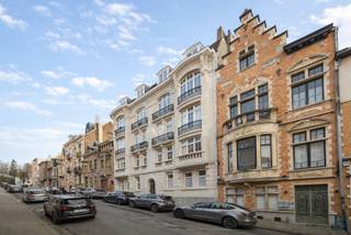 Droomt u van een lichtrijk appartement, mooi onderhouden en met een ruime indeling? Dan is dit charmante appartement in de Rue du Charme absoluut...