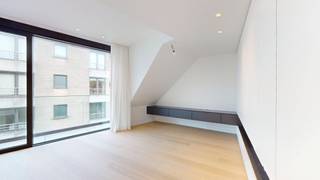 Dit instapklare duplex-appartement biedt een unieke combinatie van ruimte, luxe en comfort. Met een indrukwekkende woonoppervlakte van 166...