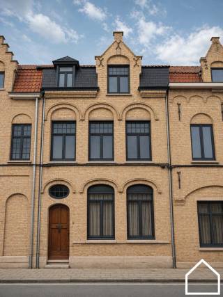 Charmante burgerwoning met 4 ruime slaapkamers en zonnige stadstuin<br /><br />https://youtube.com/shorts/LZvnh0xXeSI<br /><br />Op slechts 700 meter van de Grote Markt bevindt zich deze te renoveren/moderniseren burgerwoning met veel potentieel.<br /><br />Indeling:<br /><br />Gelijkvloers:<br />Aangenaam inkomportaal met open traphal. Lichtrijke leefruimte met zicht op en toegang tot de zonnige stadstuin. Aansluitend bevindt zich de keukenruimte (11 m²) met toegang tot een droge kelder. Verder is er een gelijkvloerse badkamer met apart toilet. Naast de badkamer is er een berging (8 m²) met uitbreidingsmogelijkheden.<br /><br />Eerste verdieping:<br />Twee ruime slaapkamers (28 m² en 17 m²).<br /><br />Tweede verdieping:<br />Zelfde indeling als de eerste verdieping, opnieuw met twee ruime slaapkamers.<br /><br />Zolder:<br />Via een zolderluik bereik je een ruime bergzolder (36 m²). Het dak werd recent vernieuwd en geïsoleerd in 2010.<br /><br />Troeven:<br /><br />- Centrale ligging nabij centrum, winkels, scholen en station<br />- Dak vernieuwd en geïsoleerd in 2010<br />- Karaktervolle lichtrijke woning<br />- Gezellig, zuidgericht stadstuintje<br />- Authentieke elementen behouden<br /><br />Kortom: een centraal gelegen woning met veel karakter en potentieel, ideaal voor wie graag de handen uit de mouwen steekt.