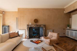 <p>Vie exclusive à Pool Winglaan à Sint-Denijs-Westrem. <br />Dans ce quartier calme et verdoyant, vous profiterez au quotidien de l'espace, du confort et d'une excellente accessibilité.<br />Cet appartement spacieux respire la classe et l'élégance, avec un aménagement stylé et des finitions de haute qualité jusque dans les moindres détails.<br /> Des vitrines encastrées, deux cheminées et des matériaux de haute qualité créent une expérience de vie luxueuse et chaleureuse.</p><p>L'agencement généreux comprend un hall d'entrée impressionnant avec des toilettes séparées pour les invités, un espace de vie lumineux, une salle à manger élégante et une cuisine entièrement équipée.<br />En outre, cet appartement exceptionnel comprend une chambre principale avec salle de bains attenante et dressing, trois chambres à coucher de taille normale et une deuxième salle de bains.</p><p>Comme atouts supplémentaires, cette propriété bénéficie également de deux salles de stockage privées en sous-sol et de deux garages.</p><p>Grâce à la proximité d'un arrêt de tramway, de commerces, d'écoles et d'axes routiers importants, ce bien allie la tranquillité à la proximité de toutes les commodités.</p><p>Une opportunité unique pour ceux qui recherchent un appartement de classe et spacieux dans un emplacement de premier choix N'hésitez pas à nous contacter pour planifier une visite.</p>