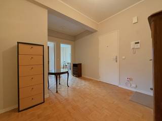 <p>Dit goed onderhouden tweeslaapkamer appartement is uitstekend gelegen op Linkeroever, op wandelafstand van openbaar vervoer, winkels en het pittoreske Sint-Annastrand.</p>
<p>Het appartement maakt deel uit van een kwalitatief onderhouden gebouw dat de voorbije jaren grondig werd opgeknapt: gevelrenovatie met <strong>isolatie </strong>van de <strong>voorgevel</strong>, <strong>restauratie </strong>van de <strong>terrassen</strong>, <strong>individuele watermeters en een nieuw videofonie-systeem.</strong></p>
<p>Indeling; Ruime inkomhal met gastentoilet (volledig vernieuwd); leefruimte op parket (in goede staat) met schuifraam dat uitgeeft op het gerestaureerde terras! Ruime keuken op verzorgde tegel voorzien van een inductiekookplaat, dampkap, ijskast met vriezer (losstaand) en een dubbele spoelbak. Ook de keuken geeft uit op een gezellig terrasje. Nachthal die uitkomt op de<strong> twee ruime slaapkamer</strong> van 15m² en 10,6m² en de verzorgde badkamer met wastafel op meubel en douche in bad. Verder nog een handige interne bergruimte.</p>
<p>Extra troeven:<br />- <strong>Gunstig energielabel</strong><br />- Recent <strong>vernieuwde ramen </strong>(Belisol)<br />- <strong>Kelderberging </strong>inbegrepen in de verkoopprijs<br />- <strong>Ondergrondse staanplaats beschikbaar </strong>voor € 15.000</p>
<p>Ideal voor eigen bewoning of als rendabele investering. Een unieke kans in een gegeerde buurt!</p>
<p>Neem contact op via 03 636 47 47</p>