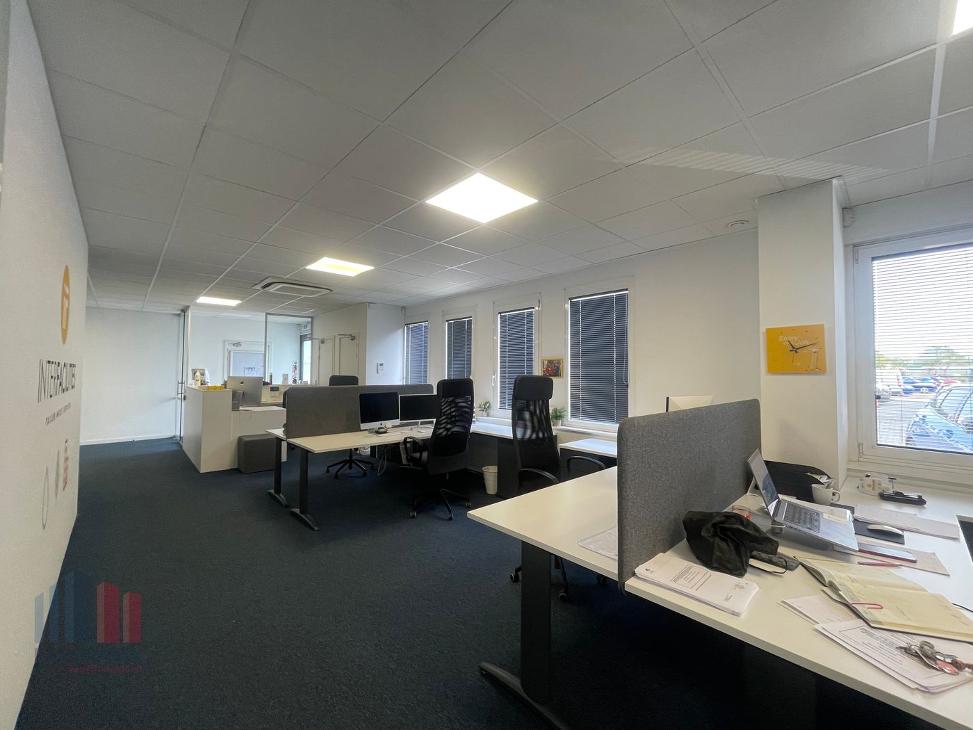 239 m² of move-in ready office space – Prime location &amp; excellent visibility! - photo 3