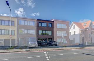 Opbrengsteigendom met kangoeroewoning-mogelijkheid, tuin en terrasOp een centrale ligging tussen Broechem en Wommelgem, vlak bij winkels en openbaar...