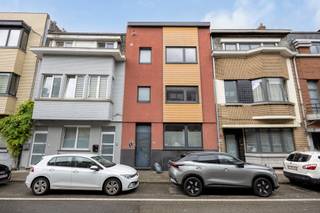 Opbrengstgebouw met 2 appartementen. Appartement 1:Gelijkvloers: inkomhal, wc, slaapkamer, woonkamer met open keuken en ruim terras (38m²).1ste...