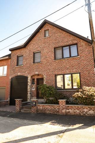 INDRUKWEKKEND VASTGOEDGEHEEL BESTAANDE UIT VERNIEUWDE WOONST + 2 WEIDEN + BOS. Aan de rand van één van de mooiste natuurgebieden van onze streek "De Nuchten" vind je deze unieke eigendom. Ideaal voor paardenliefhebbers dankzij de aanwezige vergunde paardenstal. Type HALFOPEN BEBOUWING met garage maar eens je binnen bent dan besef je dat dit nog veel meer inhoudt. Op het gelijkvloers in het hoofdgebouw heb je de eigentijdse inkomhal, de garage, de dubbele leefruimte, de keuken en de uiterst gezellige ruime en lichtrijke eetplaats in de vorm van een gemetste aanbouw waar je meteen een verandagevoel hebt en aangenaam verwonderd wordt van de aangename natuurlijke ligging met panoramisch zicht op de fauna en flora. Eekhoorns, reeën en allerlei vogels komen je dagelijks begroeten. In de aanbouw nog een berging/wasplaats en vooraan nog de garage met hoge poort. Afhellende tuin die dan toegang geeft tot weiden en bos (enkel natuurlijke aanleg). Verderop de straat is er een gedeelde weg die ook toegang geeft en waar je met camionette of vrachtwagen doorkan. Op de eerste verdieping dan  4 slaapkamers waarvan 1 gebruikt als dressing en een hygiënische badkamer. De tweede verdieping is exclusief : een eigentijds ingerichte studio met leef-en slaaphoek en een eigen sanitaire cel. ...Inslapen doe je nadat je de sterren telde door de velux boven je bed... Een unicum dat je kan bezoeken na telefonische afspraak met het CasaVista Team. Vastgoedmakelaar Cedric verwelkomt en informeert je dan ter plaatse.