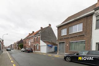 Halfopen bebouwing - opp. +/- 150 m² - bestaande uit inkomhal, leefruimte, kelder, volledig nieuw ingerichte keuken voorzien van koelkast, kookplaat op aardgas en oven, ruim terras met berging/wasplaats en toilet. Op verdieping 3 slaapkamers waarvan 2 met ingemaakte kasten, badkamer met lavabomeubel en ligbad, zolder bereikbaar via uitklapbare trap. CV op aardgas + kachel in leefruimte. Recent werden nieuwe ramen geïnstalleerd. EPC Label D. Vrije parkeerplaatsen in de straat. REF.: 9388