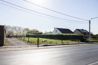 Dit perceel bouwgrond van 649 m² is geschikt voor de bouw van een alleenstaande woning met een basis van circa 150 m² + verdieping. Als nieuwe eigenaar ben je niet gekoppeld aan een aannemer of bouwpromotor en ben je niet verplicht dadelijk te bouwen.<br /><br />De vermelde prijs is een Kick-Off prijs waarop een éénmalig bod kan worden uitgebracht. Dit tegen dinsdag 12 mei om 19u30. Heb je interesse, bel dan naar Hendrik op het nummer 0495.56.90.87 om meer te vernemen.