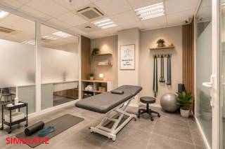 <h3><strong>Instapklare handelsruimte van ca. 150 m² te koop in centrum van Waregem</strong></h3>
<p>Bent u op zoek naar een professionele locatie voor uw onderneming? Deze instapklare handelsruimte van ca. 150 m² biedt tal van mogelijkheden voor zelfstandigen, vrije beroepen, praktijken, kantoren of andere commerciële activiteiten.</p>
<p>De eigendom beschikt over een wachtruimte, vier afzonderlijke bureel- of praktijkruimtes, een extra archiefruimte/stockage, berging, keuken, toilet en een inpandige garage. Dankzij de flexibele indeling kan de ruimte eenvoudig aangepast worden aan uw activiteit.</p>
<p><strong>Troeven:</strong></p>
<ul><li>Centrale ligging in Waregem</li><li>Vlotte verbinding met de E17</li><li>Geschikt voor diverse zelfstandige activiteiten</li><li>Flexibele indeling met tal van gebruiksmogelijkheden</li><li>Energiezuinig gebouw (EPC-label A)</li><li>Goede parkeermogelijkheden in de omgeving</li><li>Instapklaar en onmiddellijk beschikbaar</li></ul>
<p><strong>VANAFPRIJS VAN 199.000 EURO, ALLE BIEDINGEN VANAF DEZE PRIJS WORDEN VOORGELEGD AAN DE EIGENAAR<br /><br />Interesse? </strong>Contacteer <strong>Sofie Bossuyt</strong> via <strong>0474 222 182</strong> voor meer informatie of een bezoek ter plaatse. Ontdek zelf de mogelijkheden die deze uitzonderlijke commerciële ruimte te bieden heeft.</p>
