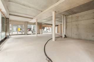 <p>Te koop: prachtig handelspand in halfopen bebouwing, gelegen in het bruisende centrum van Sint-Idesbald, op een drukke en toeristische locatie.</p>

<p> </p>

<p>Dit recente handelspand (bouwjaar 2014) biedt een moderne uitstraling en is ideaal voor wie op zoek is naar een commerciële ruimte met veel mogelijkheden. Dankzij de ligging aan de Strandlaan, in het hart van Koksijde, geniet u van een constante stroom voorbijgangers en een uitstekende zichtbaarheid. De ruimte leent zich perfect voor een vrije beroeper, winkel, atelier of andere commerciële invulling.</p>

<p> </p>

<p>Belangrijkste ruimtes:<br />• Grote handelsruimte met brede etalage en veel lichtinval<br />• Praktische opslagruimte achteraan<br />• Sanitair voorzien</p>

<p> </p>

<p>Troeven:<br />• Prachtige handelsruimte met moderne afwerking<br />• Veel mogelijkheden: vrije beroeper, winkel, atelier, …<br />• Recente constructie uit 2014</p>

<p> </p>

<p>Neem vandaag nog contact op met uw ERA-makelaar voor een bezoek.<br />058 23 91 95 of op simon@eraservimo.be</p>

<p> </p>

<p>JOUW DROOMHANDELSPAND. ZO GEVONDEN!</p>