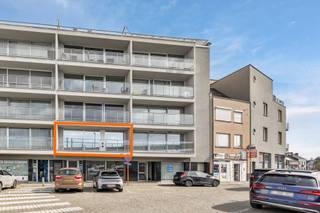 <p>Rechtover het station van Denderleeuw bevindt zich dit <strong>ruim en lichtrijk appartement op de eerste verdieping. </strong>Dankzij deze uitstekende ligging bevinden winkels, scholen en openbaar vervoer zich letterlijk op wandelafstand, wat zorgt voor een bijzonder vlotte bereikbaarheid. Het appartement, met een bewoonbare oppervlakte van circa <strong>90 m²</strong> en een gunstig <strong>EPC-label B</strong>, biedt een aangename en praktische indeling. Via de inkomhal betreedt men <strong>de ruime en lichtrijke leefruimte </strong>met open keuken, die naadloos aansluit op het wooncomfort. Verder beschikt het appartement over een ruime berg- en wasplaats, een badkamer, een apart toilet en<strong> twee volwaardige slaapkamers</strong>. Een extra troef zijn <strong>de twee terrassen</strong>, waarvan één uitgerust is met twee handige bergruimtes, ideaal voor extra opslag.<strong> Tot slot beschikt men over een privatieve kelderruimte. De garage is optioneel aan te kopen zijn aan €30.000.</strong> Lift aanwezig - Dak werd 10 jaar geleden gerenoveerd - Cv op aardgas - Buitenschrijnwerk in aluminium en pvc dubbel glas - Gemeenschappelijke brander - Vernieuwde sectionale poort (Maatregelenregister in aanvraag)</p>