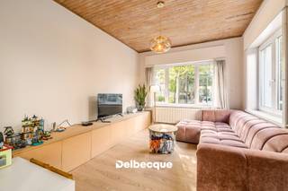 Ontdek deze halfopen woning gelegen in een van de meest gegeerde wijken van Sint-Andries/Brugge, op wandelafstand van het station, handelszaken, scholen en openbaar vervoer. Bovendien zijn de Brugse binnenstad en belangrijke invalswegen ook vlakbij. <br /><br />De woning werd in 2019 gerenoveerd waardoor ze op heden nog steeds in een volledig instapklare toestand staat.<br /><br />De woonst beschikt over een uiterst rationele indeling: op de gelijkvloerse verdieping vinden we een uiterst lichtrijke en gezellige leefruimte met zithoek, open keuken met kookeiland en eetgedeelte terug. Vanuit de keuken hebben we zicht op de beheersbare maar gezellige tuin met buitenberging. In de tuin is het heerlijk vertoeven in alle rust en privacy.<br /><br />Op de eerste verdieping vinden we 2 slaapkamers terug en een te renoveren/in te richten badkamer. <br />Op de 2e verdieping vinden we de 3e slaapkamer/masterbedroom en tevens gerenoveerde hoofdbadkamer terug.<br /><br />Verder is er nog een praktische kelder met wasplaats aanwezig en ruime tuinberging.<br />Kortom, kom dit uniek aanbod snel ontdekken en plan een bezoek in via onze website www.delbecque.immo of bel 050/45 03 45