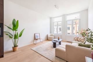 Droom je van een plek waar de Antwerpse gezelligheid letterlijk om de hoek ligt? Zoek niet verder! Dit recent volledig gerenoveerde appartement bevindt zich op een absolute toplocatie op het Zuid, op een steenworp van de iconische Marnixplaats. Of je nu zin hebt in een terrasje, een diner of een wandeling langs de Scheldekaaien: hier woon je in het hart van de stad, maar geniet je binnen van alle rust en licht.<br /><br />Zodra je de leefruimte binnenstapt, valt de prachtige parketvloer en de natuurlijke lichtinval meteen op. De open keuken is voorzien van alle toestellen en een handige aansluitende berging. Verder beschikt het appartement over een apart gastentoilet voor extra comfort.<br /><br />De achterzijde van het appartement is een oase van rust. Hier vind je de ruime slaapkamer met een ensuite badkame met dubbele lavabo en grote inloopdouche. Vanuit de slaapkamer heb je direct toegang tot het zuidgerichte terras. De perfecte plek voor een zonnig ontbijt of een glas wijn na het werk.<br /><br />Ook praktisch is aan alles gedacht: er is een private kelderberging voor je extra spullen en op het gelijkvloers kun je veilig je fiets stallen in de gemeenschappelijke fietsenberging.<br /><br />Wil jij dit leuke appartement graag komen ontdekken?<br /><br />Maak snel een afspraak via info@goose.be of bel ons op 03 369 36 38.