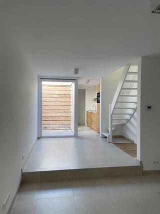 <p>Bent u op zoek naar een instapklare en energiezuinige woning op een toplocatie? Deze volledig vernieuwde woning bevindt zich in het hart van Ninove, op wandelafstand van het Ninia Shopping Center, winkels, scholen, openbaar vervoer en alle faciliteiten die het stadscentrum te bieden heeft.</p>
<p>De woning werd recent volledig gerenoveerd met een aangename lichtinval en een praktische indeling.</p>
<p>Op het gelijkvloers vindt u een gezellige leefruimte, een volledig nieuwe keuken, een lichtrijke patio die zorgt voor een open en aangenaam gevoel, een moderne badkamer en een aparte toiletruimte.</p>
<p>Op de eerste verdieping bevinden zich twee volwaardige slaapkamers.</p>
<p>Daarnaast beschikt de woning over zonnepanelen, conforme elektriciteit en een gunstig EPC-label A, wat garant staat voor een uiterst energiezuinig verbruik en lage energiekosten.</p>
Intrede kan onmiddellijk. Huurprijs 950 EUR / maand. <br />
<p>Interesse in deze prachtige huurwoning? Neem gerust contact op met Jordi 0477/32.61.53 voor meer informatie of een bezoek ter plaatse.</p>