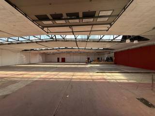 Magazijn op zeer centrale ligging.  Kan samen gehuurd worden met het commercieel gelijkvloers aan de voorzijnde.Het magazijn geniet een oppervlakte...