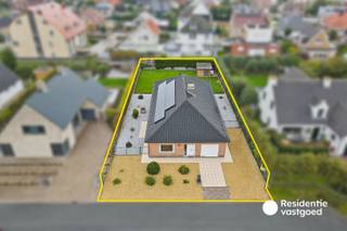 In een rustige en gegeerde woonomgeving in het centrum van Middelkerke bevindt zich deze ruime alleenstaande bungalow op een mooi perceel. Met een ruime bewoonbare oppervlakte biedt de woning heel wat ruimte en comfort, met alle belangrijke leefruimtes en drie volwaardige slaapkamers op het gelijkvloers.<br />De woning beschikt over een ruime woonkamer met gezellige zithoek en eetplaats, aansluitend op de volledig uitgeruste keuken. Verder zijn er drie ruime slaapkamers, een badkamer, een apart toilet en een praktische technische ruimte. De ruime garage biedt plaats voor de wagen en extra bergruimte. Op de verdieping bevindt zich bovendien een bijzonder ruime zolder, die tal van mogelijkheden biedt voor wie extra kamers, een hobbyruimte of een polyvalente ruimte wenst te creëren.<br />Ook op energetisch vlak heeft deze woning heel wat troeven. Dankzij het EPC-label B, de centrale verwarming op aardgas en de 24 zonnepanelen geniet u van een gunstige energiescore. De elektriciteit is conform gekeurd tot 2048. Rondom de woning ligt een aangename tuin waar u in alle rust kunt genieten van het buitenleven.<br /><br />Een ruime en veelzijdige woning op een rustige ligging in Middelkerke, op korte afstand van het centrum en met tal van mogelijkheden voor wie comfortabel en rustig wil wonen aan de kust.<br /><br />EPC: 167 kWh/m² - UC: 3799413 ~ Vg, Wg, Gvkr, Vv, Gmo ~ Ref. MI25220