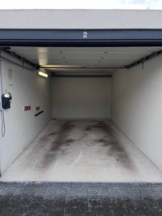 <p>Gesloten garagebox op een gunstige ligging, vlak bij het centrum van Willebroek. De garage is voorzien van een sectionale poort met afstandsbediening en biedt een veilige en praktische oplossing voor het stallen van uw wagen of extra opslagruimte.</p>

<p><strong>Troeven:</strong></p>

<ul><li>Gesloten garagebox</li><li>Sectionale poort met afstandsbediening</li><li>Vlot bereikbaar</li><li>Gelegen vlak bij het centrum van Willebroek</li></ul>