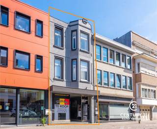 <p><strong>Spacious Commercial Property with Residence in a Prime Location in the Heart of Turnhout</strong></p>
<p>Are you looking for a versatile property with countless possibilities? This surprisingly spacious building, currently set up as a commercial space with an integrated residence, offers a unique opportunity to combine living and working in one location.</p>
<p>The ground floor boasts an exceptionally large commercial area, ideal for a wide range of business activities. Thanks to its flexible layout, internal walls can easily be modified or repositioned to suit your specific needs—perfect for use as a retail space, office, practice, or studio.</p>
<p>Upstairs, the residential area is generously laid out and features multiple bedrooms, a cozy living room, and a fully equipped kitchen. Additional highlights include a spacious, partially covered terrace on the first floor and a lovely city courtyard at the rear—rare features for a centrally located property.</p>
<p>Situated on the vibrant Merodelei, a busy and highly visible arterial road, this property benefits from excellent exposure. It’s just a stone's throw from Turnhout’s central train station, offering great accessibility via public transport and major roadways. Shops, schools, and essential amenities are all within walking distance.</p>
<p><strong>An extra advantage</strong>: the current interior setup can be taken over under <strong>favorable terms</strong>, if desired. What’s more, in consultation, it is possible to <strong>start using the property immediately after signing the preliminary agreement</strong>, so your project can get underway without delay.<br /><br />Approximately 80% of the furniture can be taken over free of charge, by mutual agreement. This also applies to the furniture in the residence; this can also be taken over without any compensation, provided that clear agreements are made between both partners.</p>
<p>In short, this is a property full of potential—offering space, flexibility, and a strategic location—ideal for anyone looking to combine business and living in the heart of Turnhout.</p>