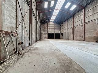 Warehouse for rent in Sint-Baafs-Vijve of approximately 1,013 m², located along the Rijksweg. Equipped with a sliding gate. Ideal for storage...