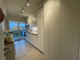 <br />🌿 <strong>Vernieuwd hoekappartement met zonnig terras in Gent – instapklaar</strong><br />Op een toplocatie aan het Spinmolenplein, vlakbij de Coupure en de Watersportbaan, ontdek je dit lichtrijk en volledig vernieuwd hoekappartement op de 3e verdieping van residentie LYS.<br />Hier woon je op wandelafstand van het bruisende centrum van Gent, met een vlotte verbinding naar R4, E17 en E40.<br /><br />✨ Dé blikvanger? Het ruime, L-vormige terras van maar liefst 35 m² met zuidoostelijke oriëntatie — perfect om in alle rust te genieten van <strong>zon en groen</strong> in een <strong>aangename parkomgeving</strong>.<br /><br /><strong>Indeling :</strong><br />Ruime inkomhal met ingemaakte vestiairekast, apart gastentoilet, lichtrijke leefruimte met stijlvolle glazen deuren en een volledig uitgeruste keuken met alle comfort. Het appartement beschikt over 1 zeer ruime slaapkamer en 2 kleinere slaapkamers, allemaal met toegang tot het terras. Moderne badkamer met grote inloopdouche, dubbele lavabo en toilet.<br /><br />🚗 <strong>Extra:</strong> lift, kelder inbegrepen, mogelijkheid tot huur garage.<br /><br />💶 <strong>Huurprijs:</strong><br />Appartement € 1.075/maand<br />Garage € 95/maand<br />Provisie € 165/maand (kosten + verwarming en water)<br /><br />🌟 <strong>Pluspunten:</strong><br />Instapklaar – energiezuinig (HR-glas + elektrische rolluiken) – rustige groene ligging – nabij centrum, winkels en sport<br /><br />📅 <strong>Praktisch:</strong><br />Beschikbaar vanaf <strong>1 juli 2026</strong> – domicilie verplicht – geen co-housing – voorkeur voor rustige huurder<br /><br /><strong>Bezoek: </strong>tine@tvevastgoed.be - 📞 0474 97 00 22<br /> 