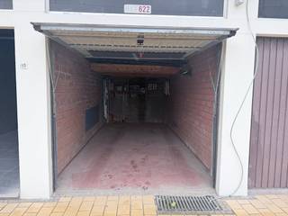 Garage facile à conduire à vendre au rez-de-chaussée de la résidence « Del Rey », située au Leopoldlaan 198 à Middelkerke. En raison de son emplacement au rez-de-chaussée, cette boîte est extrêmement facile et facile à manœuvrer. Emplacement idéal à 50 m du front de mer ! Un espace de rangement supplémentaire a également été créé dans le box du garage ! Dimensions :- largeur d'entrée : 2,16- largeur : 2,47- profondeur : 5,52- hauteur d'entrée : 2,06Ce box de garage vous intéresse ? N'hésitez pas et contactez-nous dès aujourd'hui !Registre des mesures: non
