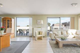<h3><span>Appartement met drie slaapkamers, 2 terrassen en autostaanplaats in Vichte</span></h3><p><span>In een rustige woonomgeving in Vichte bevindt zich dit verzorgd appartement van 139 m². Het maakt deel uit van een hedendaags appartementsgebouw met een verzorgde groenaanleg en biedt een aangename combinatie van ruimte, comfort en een praktische indeling.</span></p><p><span>De inkomhal geeft toegang tot de verschillende vertrekken. Centraal ligt de ruime leefruimte met open keuken. Grote raampartijen en schuiframen zorgen voor veel natuurlijk licht en verbinden de woonkamer rechtstreeks met het terras (44m²). Hier geniet je in alle rust van de buitenruimte.<br />De open keuken sluit mooi aan bij de leefruimte en is voorzien van de nodige toestellen en werkruimte. </span></p><p><span>Het appartement beschikt over drie slaapkamers. De hoofdslaapkamer heeft rechtstreeks toegang tot een terras (16m²), terwijl ook de andere kamers voldoende ruimte bieden.<br />Verder zijn er een badkamer met inloopdouche en wastafel en een apart toilet. In de badkamer is er ruimte voorzien voor de installatie van een bad. De nodige aansluitingen en afvoer zijn reeds aanwezig. </span></p><p><span>Bij het appartement hoort bovendien een eigen autostaanplaats en een praktische kelderberging, wat zorgt voor extra parkeergelegenheid en bergruimte.</span></p><p><span>De residentie ligt in Vichte, met winkels, voorzieningen en belangrijke verbindingswegen in de buurt. <br />Kortom, een appartement voor wie op zoek is naar ruimte, vlotte bereikbaarheid en toch in een rustige omgeving wenst te wonen.</span></p>
