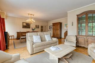 Dit 3 slaapkamer appartement (178 m²) vestigt zich in de residentie Rivièra, gelegen in de Putkapelstraat. Door zijn ideale ligging wordt u omringd door het aanwezige groen en bent u slechts op 5 minuten verwijderd van de invalswegen (R4, Kortrijksesteenweg, E40). <br /><br />Het appartement bevindt zich op de bovenste verdieping van een karaktervolle residentie. Het beschikt over een warme parketvloer en haardelement waardoor de leefruimte veel warmte uitstraalt. Via de grote raampartijen in de leefruimte heeft u toegang tot een eerste terras. <br /><br />Het appartement vraagt op vandaag wat opfrissing maar heeft een ideale basis om het verder naar eigen smaak in te richten. <br /><br />INDELING<br />Appartement: <br />- ruime inkomhal met gastentoilet en berging;<br />- lichtrijke leefruimte met aanpalend zonnig terras;<br />- uitgeruste keuken met zicht op de tuin;<br />- nachthal <br />- 3 ruime slaapkamers waarvan 2 met terras;<br />- badkamer voorzien van dubbele lavabo en ligbad;<br />- douchekamer met lavabo.<br /><br />Extra: <br />- kelderberging;<br />- fietsenstalling<br />- garagebox aan de achterzijde van het gebouw<br />- gemeenschappelijk dakterras<br />- oprit met gemeenschappelijke parkeergelegenheid.<br /><br />Troeven van het appartement<br />+ veel lichtinval;<br />+ oase van groen;<br />+ rustige ligging;<br />+ vlotte verbinding met wagen en openbaar vervoer. <br /><br />Bestuursmaatregelen in het maatregelenregister: nee<br /><br />Deze AI-visualisaties zijn bedoeld als inspiratie. Er werd geen rekening gehouden met technische specificaties, stedenbouwkundige voorschriften of de concrete mogelijkheden tot realisatie.