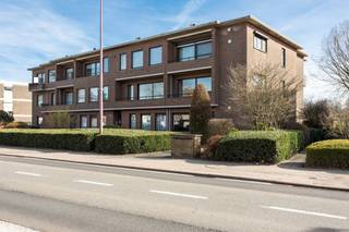 <p>Appartement op de bovenste verdieping, in het centrum van Kalmthout met alle nodige voorzieningen op wandelafstand! Het appartement omvat o.a. een lichtrijke leefruimte met open keuken, twee slaapkamers, twee terrassen en een garagebox vlak achter het gebouw!<br /><br />Huurprijs: €995 + €15 vaste kosten.<br /><br />Beschikbaar op 1/12/2026.</p>