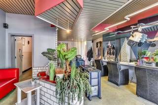 <p>Découvrez cet immeuble mixte commerce et habitation, situé à un emplacement stratégique près de la gare de Grammont et à distance de marche du centre-ville. Le bâtiment comprend un espace commercial au rez-de-chaussée avec vitrine et accès direct depuis la rue, ainsi qu’une spacieuse partie résidentielle aux étages.</p><p></p><p>Avec une surface brute d’environ 178 m², ce bien offre de nombreuses possibilités pour un indépendant, un investisseur ou un acquéreur souhaitant combiner habitation et activité professionnelle. La partie résidentielle compte 3 chambres et 1 salles de bain, permettant, après rénovation, un aménagement fonctionnel et intéressant.</p><p></p><p>La situation constitue un atout majeur : la gare et l’arrêt de bus se trouvent à très courte distance, tandis que les commerces, services et le centre sont facilement accessibles. La visibilité au niveau de la rue rend le rez-de-chaussée adapté à différentes affectations commerciales.</p><p></p><p>Le bien nécessite une rénovation complète, comprenant notamment les techniques, les finitions intérieures et l’optimisation énergétique. C’est précisément là que réside son potentiel : un acquéreur avec une vision claire pourra repositionner cet immeuble en une combinaison attractive de commerce et logement.</p><p></p><p>Un bien de projet avec visibilité, accessibilité et potentiel au cœur de Grammont.</p>