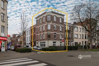 <p><span>Van Lissumstraat 50 – 2100 Deurne</span></p><p><span> </span></p><p><span>Opbrengsteigendom met 4 appartementen (totale bewoonbare opp. ca. 207 m²)</span></p><p><span>niet vergund op plan maar wel 4 officiële bus nummers en 4 EPC attesten ! </span></p><p><span> </span></p><p><span>In de Van Lissumstraat te Deurne bevindt zich dit goed onderhouden hoekpand, bestaande uit vier afzonderlijke appartementen van elk ca. 50 m², telkens met 1 slaapkamer. Elk appartement beschikt over een apart busnummer, wat dit pand bijzonder interessant maakt voor investeerders die op zoek zijn naar een stabiel en realistisch rendement.</span></p><p><span> </span></p><p><span>De totale potentiële huuropbrengst bedraagt € 2.643 per maand, inclusief het appartement op de derde verdieping dat momenteel leegstaat. Alle wooneenheden zijn uitgerust met een individuele gasverwarmingsketel.</span></p><p><span> </span></p><p><span>Technische kenmerken:</span></p><p><span> </span></p><ul><li><span>Dak geïsoleerd conform norm 2020</span></li><li><span>PVC-ramen met dubbele beglazing</span></li><li><span>4 individuele gasmeters</span></li><li><span>4 individuele elektriciteitsmeters</span></li><li><span> 4 individuele watermeter</span></li><li><span>Fietsenberging aanwezig</span></li></ul><p><span> </span></p><p><span> </span></p><p><span>Dankzij de hoekligging, de praktische indeling en de vlotte bereikbaarheid is dit pand aantrekkelijk voor zowel huurders als investeerders.</span></p><p><span> </span></p><p><span>Bent u op zoek naar een rendabel opbrengsteigendom op een gunstige locatie? Mis deze opportuniteit niet.</span></p><p><span> </span></p><p><span>Bewoonbare oppervlakte: ca. 207 m² (ref.: bruto vloeroppervlakte – EPC-certificaat</span></p><p><span> </span></p>