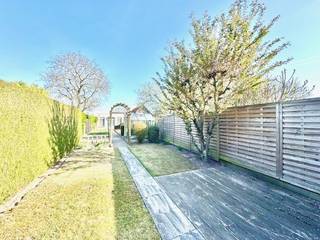 Zeer ruime en goed onderhouden degelijke woning, toegankelijk via De Biest, Schapersdreef (achterkant) en met 1 gevel richting Henri Lebbestraat. Met zijn 212 m² bewoonbare/ bruikbare vloeroppervlakte is vormt dit een zeer ruime woning; Locatie met uitstekende verbindingen naar autostrades, openbaar vervoer, winkels en dichtbij alles wat men nodig heeft en op 1.4 km van het centrum van de stad; Indeling: 2 Grote polyvalente voorplaatsen; woonkamer met plaats voor salon en eetkamer; Keuken met alle comfort (dubbele gootsteen, vaatwas, elektrische kookplaat, afzuigkap, veel kastruimte en eethoek); Wasplaats; Apart toilet; Badkamer met douche en wastafel; slaapkamer/ bureau; Ruime droge kelder waar o.a. de verwarmingsketel zich bevindt; Centrale verwarming (Viessmann) op stookolie in zeer goede staat; woning in betonnen gewelven; Veranda; Traphal naar eerste verdieping waar drie volwaardige kamers zijn; Vaste trap naar ruime zolder met mogelijkheid tot extra kamer(s); Grotendeels dubbele beglazing in hardhout met rolluiken (behalve gevelraam en deur); Buitenomgeving: gemetste (aangebouwde) buitenberging; Terras en verzorgde aangelegde tuin; Epc 410 kWh/m²jaar label E (net geen D); Achtergelegen gemetst magazijn dd. 1971 van 52,30 m² met geautomatiseerde sectionale poort en plat dak met lichtkoepel (vernieuwd in 2022 en geïsoleerd langs binnen), vloeren in betontegels, Elektriciteit voorzien; Regenwater; Uitweg achteraan via de Schapersdreef aan de Biest; Naast het magazijn is ook nog een apart pad langs waar men direct van/naar de tuin kan en dat afgesloten is met een poortje; EPC 410 (vraag meer info ivm mogelijke stappen om eenvoudig en direct vrijstelling van renovatieplicht te bekomen) Beschikbaarheid: bij akte na betaling; Info en bezoek: julie@elet.immo of 0479 635 685;