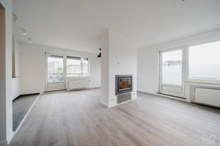 Evere – Gerenoveerd 2-slpk appartement met terras + kelderOp slechts 150m van station Bordet, op de bovenste verdieping met lift, ontdek dit...