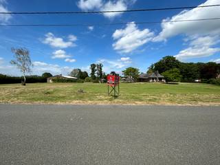 Deze uniek gelegen bouwgrond is geschikt voor een open bebouwing en heeft een straatbreedte van maar liefst 25 meter. De rustige, landelijke ligging met een goede verbinding naar het centrum van Geel en omliggende gemeenten maken van deze bouwgrond de ideale plaats om uw thuis te bouwen.<br /><br />Kenmerken:<br />- Totale oppervlakte 938 m²<br />- Perceelbreedte: 25 m<br />- Perceeldiepte: 40,02 m<br />- Gevelbreedte: 19 m<br />- Bouwdiepte: 13 m<br />- Bestemming: woongebied met landelijk karakter<br /><br /><br />Het perceel leent zich perfect voor het bouwen van een ruime villa.<br /><br />Voor meer informatie over de mogelijkheden bij dit perceel bent u altijd welkom op ons kantoor of kan u ons steeds bereiken via info@vastengoed.be of 014 72 73 74.<br /><br />Wenst u een gratis schatting van uw eigendom? Contacteer ons vrijblijvend voor een afspraak!
