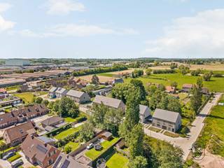 Nieuwbouwwoningen in Menen op rustige en vlot bereikbare liggingOntdek deze moderne nieuwbouwwoningen in de Charles Cappellestraat in Menen. U woont er in een rustige buurt, vlak bij winkels, scholen en belangrijke invalswegen richting Kortrijk, Ieper en Gent.De woningen combineren hedendaagse architectuur met comfort en energiezuinigheid. Ze beschikken over een lichtrijke leefruimte, open keuken, 3 slaapkamers, moderne badkamer en extra bergruimte of zolder. Afhankelijk van het type geniet u bovendien van een garage of carport.Dankzij zonnepanelen en een kwalitatieve afwerking woont u duurzaam én comfortabel.Ideaal voor wie op zoek is naar een stijlvolle, energiezuinige woning op een centrale locatie.Een bezoek gewenst? Neem dan contact op met Emiel via: emiel@immobeguin.be