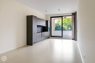 Op een uitstekende locatie te Mortsel bevindt zich dit kleinschalig project met slechts 5 eenheden. Duurzaamheid en kwaliteit worden gecombineerd met hoge plafonds en een ruimtelijk gevoel. Er is veel aandacht besteed aan kwaliteit, comfort en energie-efficiëntie. De appartementen zijn gerealiseerd volgens de meest recente energie- en isolatienormen en staan garant voor een duurzame en energiezuinige woonoplossing met een laag energieverbruik en een hoog wooncomfort. <br /><br />Bij het betreden van het appartement wordt u verwelkomt in een lichtrijke woonkamer waar de open keuken naadloos aansluit in het geheel. Deze is voorzien van kwalitatieve toestellen. Aansluitend beschikt u over een ruim, overdekt terras waar u steeds kan genieten van het mooie weer. Daarnaast beschikt u nog over een ruime berging / wasplaats. Via de nachthal bereikt u de 2 slaapkamers en de badkamer, uitgerust met een inloopdouche en dubbel lavabomeubel. Het toilet is apart. <br />Ten slotte is er de binnentuin die zorgt voor een oase van rust wanneer u thuiskomt. Hier beschikt u over een extra berging die inbegrepen is in de prijs en is er nog een ruime fietsenstalling aanwezig. De parkeerplaats is bij aan te kopen aan €27.500<br /><br />Dankzij de kleinschaligheid van het project zijn de maandelijkse kosten beperkt en daarbovenop wordt het appartement verkocht onder registratierechten (2% of 12% bij investeerders in plaats van 21% BTW!). Dit appartement is meteen beschikbaar en kan onmiddellijk verhuurd worden om snel rendement te genereren.<br /><br />Dit is een uitstekende opportuniteit indien u opzoek bent naar een kwalitatief en energiezuinig appartement met terras te Mortsel. Contacteer ons voor meer informatie op 0480 66 14 77 of neem een kijkje op www.boonstravastgoed.be.<br /><br />Bijzonderheden:<br />- 2 slaapkamers<br />- Energiezuinig (label A+ = -37)<br />- Verkoop onder registratierechten (2% of 12%)