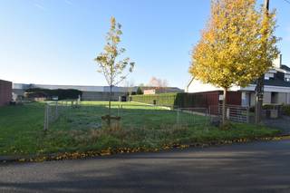 In een rustige straat en woonwijk gelegen bouwgrond (LOT C) voor een half-open woning met een perceelsoppervlakte van 06 are 76 ca...