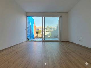 <p><span>SINT-NIKLAAS</span><span> - Ben je op zoek naar een gerenoveerde energiezuinige woning met tuin? Kijk dan snel even verder!</span></p><p><span> </span></p><p><span>Enkele troeven op een rij:</span></p><ul><li><span>Grondige energetische renovatie </span></li><li><span>Vloerverwarming via warmtepomp (lucht-water) </span></li><li><span>EPC: 17 (11 zonnepanelen)</span></li><li><span>Volledig geschilderd en voorzien van verlichting</span></li><li><span>Aangename tuin met terras</span></li><li><span>Autostaanplaats inbegrepen in de huurprijs achteraan de woning</span></li></ul><p><span> </span></p><p><span>De indeling is als volgt:</span></p><p><span>Je betreedt de woning via de inkom met ruime voorplaats/eetplaats. Verder vindt je op het gelijkvloers een apart toilet, een praktische berging/wasplaats en een volledig ingerichte open keuken voorzien van alle toestellen.</span></p><p><span>Achteraan bevindt zich de lichtrijke leefruimte met schuifraam dat uitgeeft op het terras en de tuin.</span></p><p><span> </span></p><p><span>Op de eerste verdieping is er een nachthal, een apart toilet, een ruime ingerichte badkamer met lavabomeubel en inloopdouche, en een eerste volwaardige slaapkamer.</span></p><p><span> </span></p><p><span>De tweede verdieping telt nog twee bijkomende slaapkamers.</span></p><p><span> </span></p><p><span>De woning is bovendien uitgerust met een ventilatiesysteem D en 11 zonnepanelen.</span></p><p><span> </span></p><p><span> </span></p><p><span>Beschikbaar </span><span>na afwerking van de werken (richtdatum 1/04/2026)</span></p><p><span>Huurprijs</span><span>: €1.190 (incl. autostaanplaatst)</span></p><p><span>EPC</span><span>: 17</span></p><p><span> </span></p><p><span>Interesse in deze mooie woning? Vraag dan snel je bezoek aan via onze website!</span></p><p><span> </span></p><p><span> </span></p>