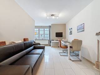 Dit investeringsappartement is gelegen in een kleinschalige residentie in het centrum van Nieuwpoort, op wandelafstand van het strand, de winkels en het openbaar vervoer. Dankzij deze centrale ligging geniet het pand van een uitstekende verhuurbaarheid.<br />Het instapklare appartement omvat een ruime en lichtrijke woonkamer met een volledig ingerichte open keuken, één ruime slaapkamer en een badkamer met douche, enkele lavabo en toilet. Daarnaast beschikt het appartement over een private kelderberging in genot.<br />Het appartement wordt verkocht met een lopende huurovereenkomst, wat het een bijzonder interessante opportuniteit maakt voor investeerders die op zoek zijn naar een zorgeloze opbrengsteigendom.