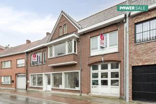 De gelijkvloerse verdieping beschikt over een handelsruimte van 74 m². Dankzij de centrale ligging en de brede gevel is dit de ideale locatie...