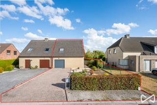 Op zoek naar een comfortabele en goed onderhouden woning in Oudenaarde? Deze aangename halfopen bebouwing combineert een praktische indeling met heel wat comfort en is bovendien voorzien van een aangelegde tuin.<br /><br />Bij het binnenkomen word je verwelkomd in een ruime inkomhal met aansluitend een bezoekerstoilet. De gezellige leefruimte biedt plaats voor een comfortabele zithoek en eetruimte en sluit aan op de apart ingerichte keuken, die praktisch is ingericht en voorzien is van de nodige toestellen.<br /><br />Een grote troef van deze woning is de slaapkamer op het gelijkvloers, die beschikt over een ingerichte badkamer. Daarnaast is er een aangename veranda, ideaal als extra leefruimte en met een fijne connectie naar de tuin.<br /><br />De aangelegde tuin biedt een aangename buitenruimte waar je in alle rust kan genieten.<br />Op de eerste verdieping bevindt zich een tweede slaapkamer, aangevuld met een ruime stockage-/hobbyruimte. Deze ruimte kan flexibel worden gebruikt, bijvoorbeeld als hobbykamer of extra bergruimte.<br /><br />Beschikbaar vanaf 16/09/2026. <br /><br />Voor meer informatie of een bezoek ter plaatse contacteer Kimberly op het nummer 055/59 50 10. <br /><br />